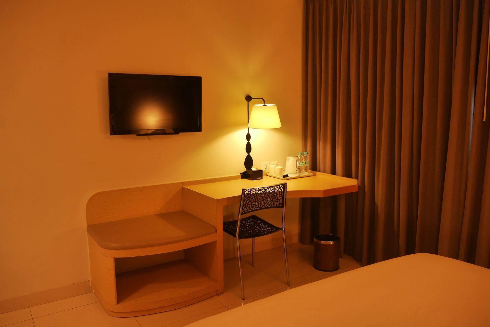 Regantris Surabaya Hotel Екстериор снимка